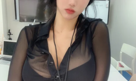 yunjin-챌이,-moon-night-snap-photobook-「in-the-office」