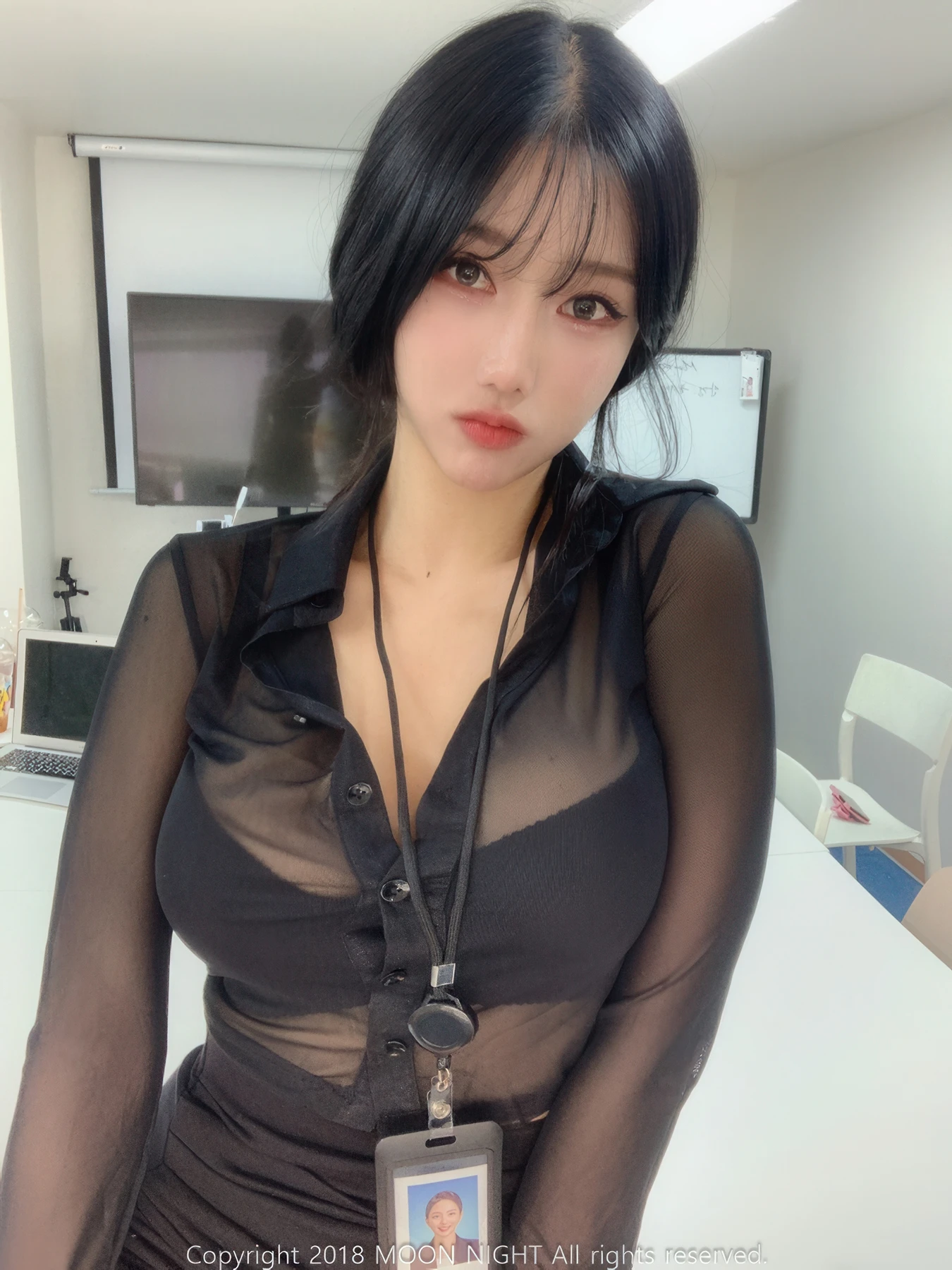 Yunjin 챌이, Moon Night Snap Photobook 「In The Office」